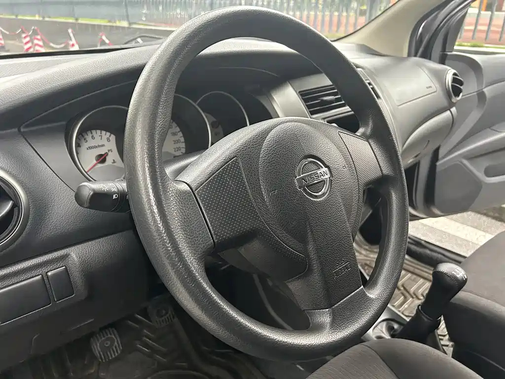 NISSAN LIVINA 2012