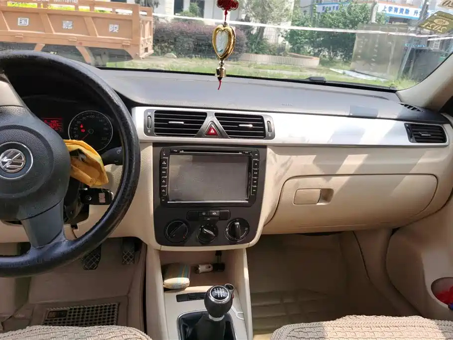 VOLKSWAGEN BORA 2012