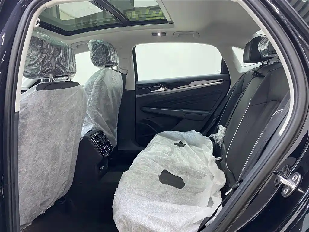 VOLKSWAGEN PASSAT 2024