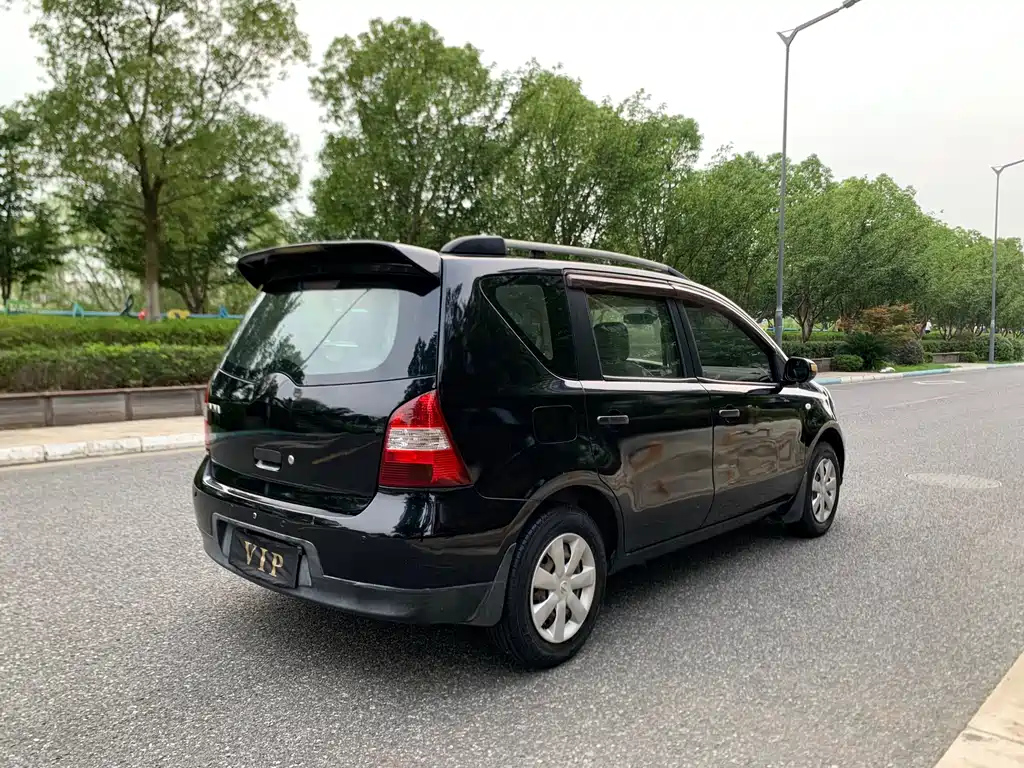 NISSAN LIVINA 2010