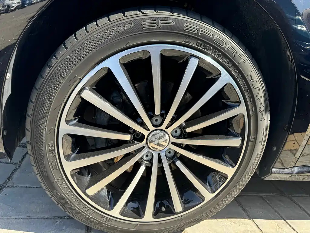 VOLKSWAGEN PASSAT 2015