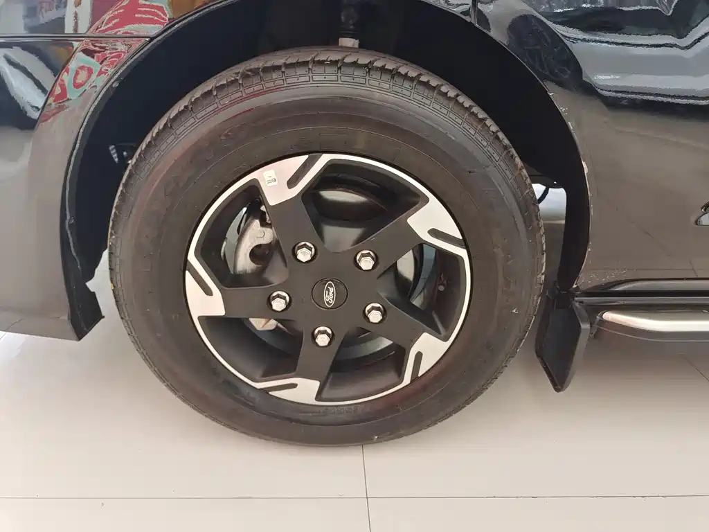 FORD TOUREO 2023