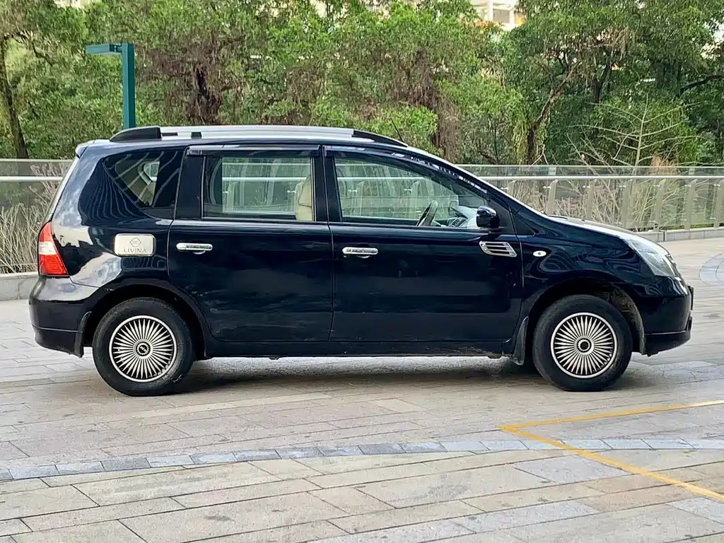 NISSAN LIVINA 2009
