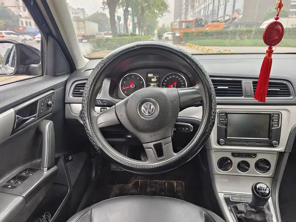 VOLKSWAGEN LAVIDA 2015