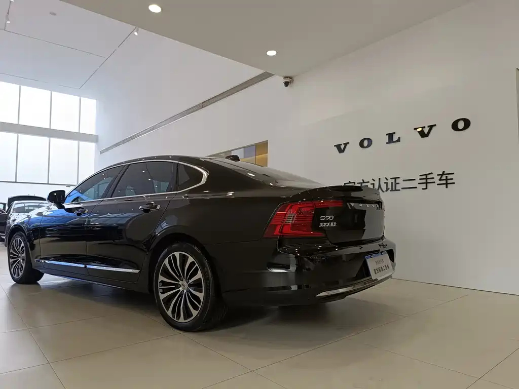 VOLVO S90 2023