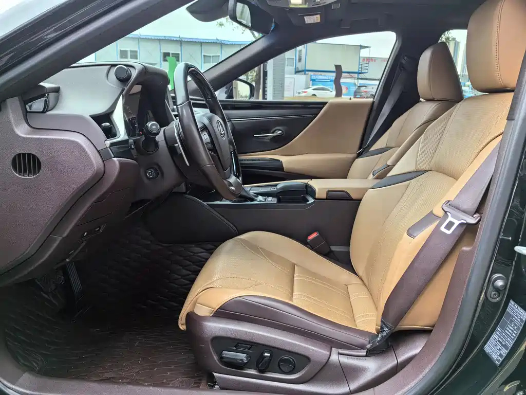 LEXUS ES 2020