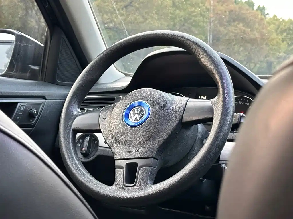 VOLKSWAGEN LAVIDA 2014