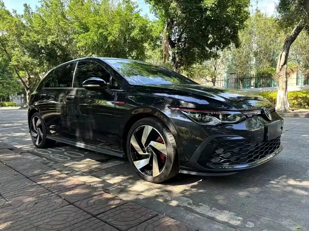 VOLKSWAGEN GOLF 2023