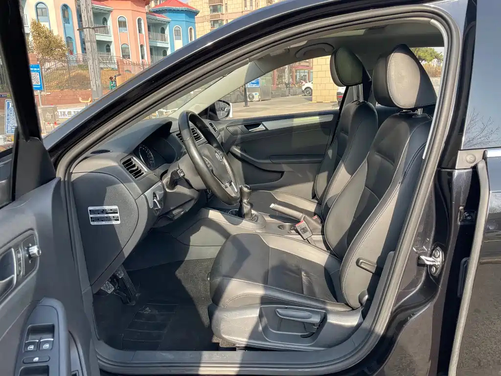 VOLKSWAGEN SAGITAR 2015