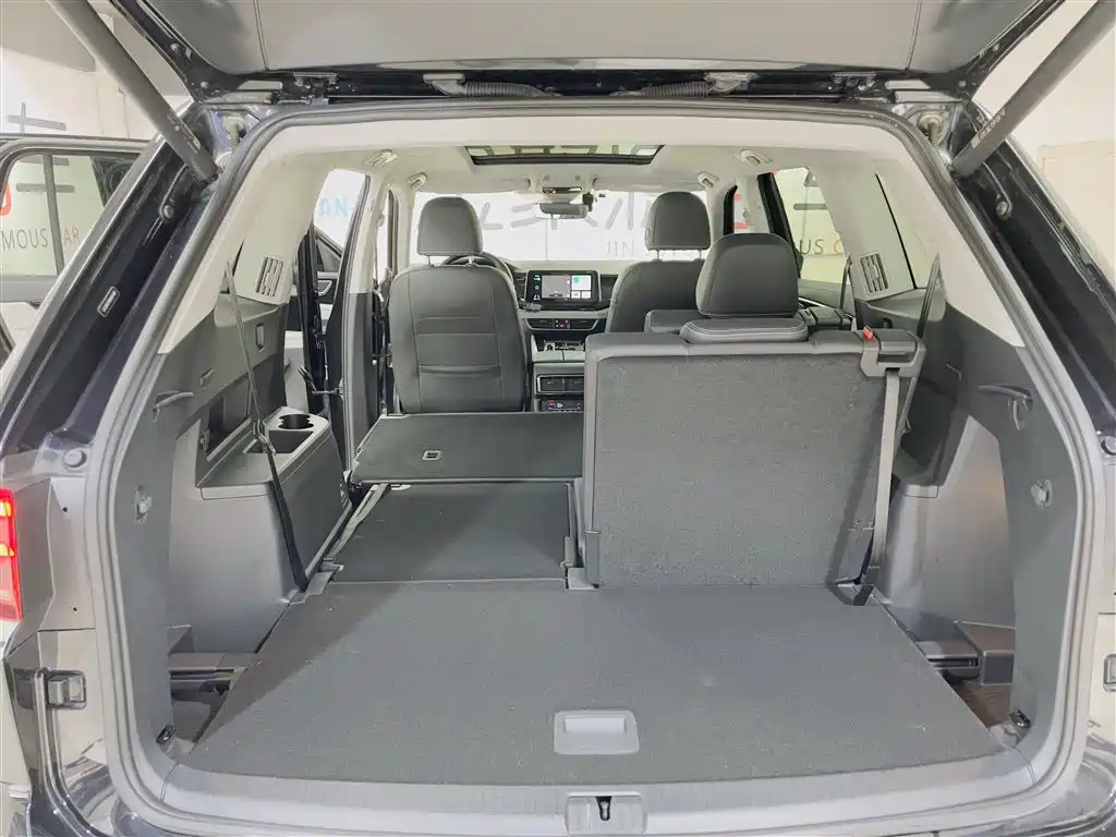 VOLKSWAGEN TOURAN 2023