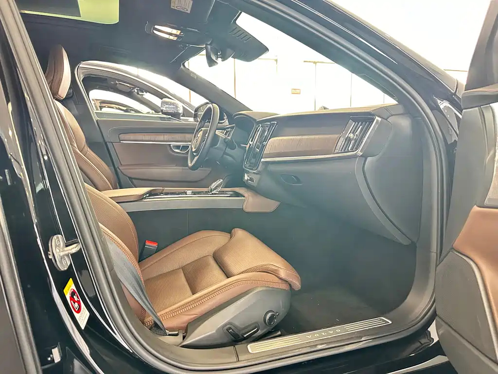 VOLVO S90 2024