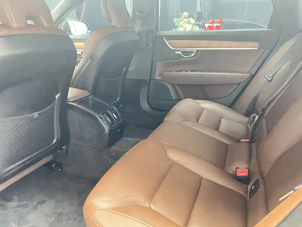 VOLVO S90 2023