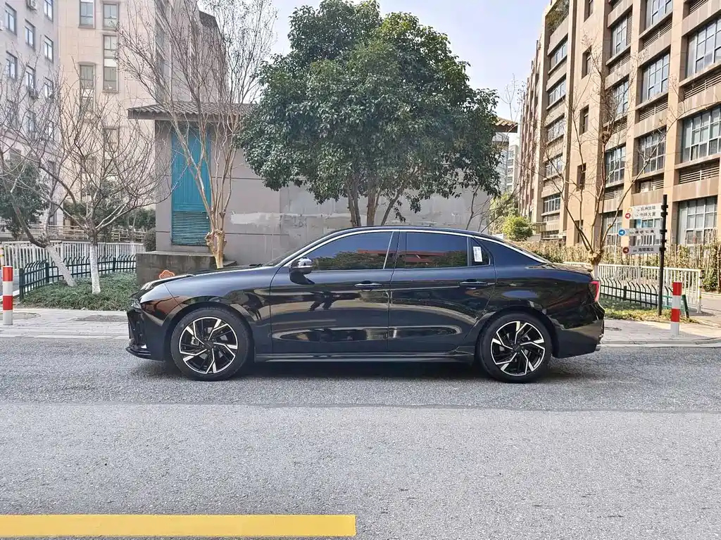 LYNK&CO 03 2023
