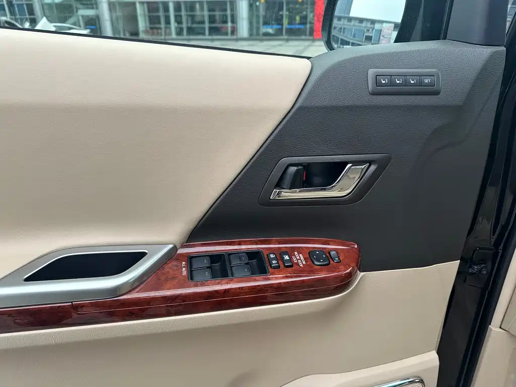 TOYOTA ALPHARD 2011