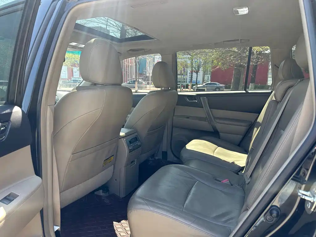 TOYOTA HIGHLANDER 2011