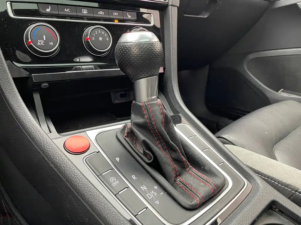 VOLKSWAGEN GOLF 2020