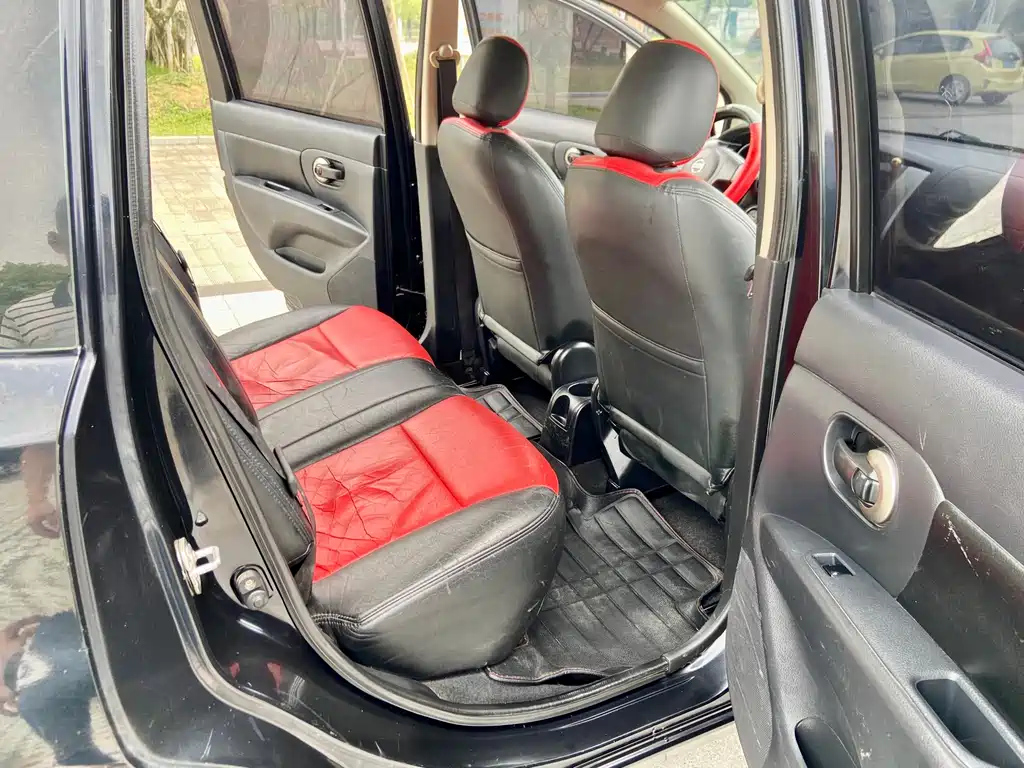 NISSAN LIVINA 2011