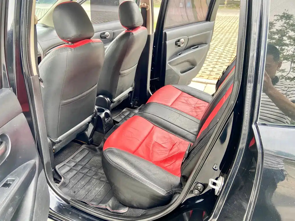 NISSAN LIVINA 2011