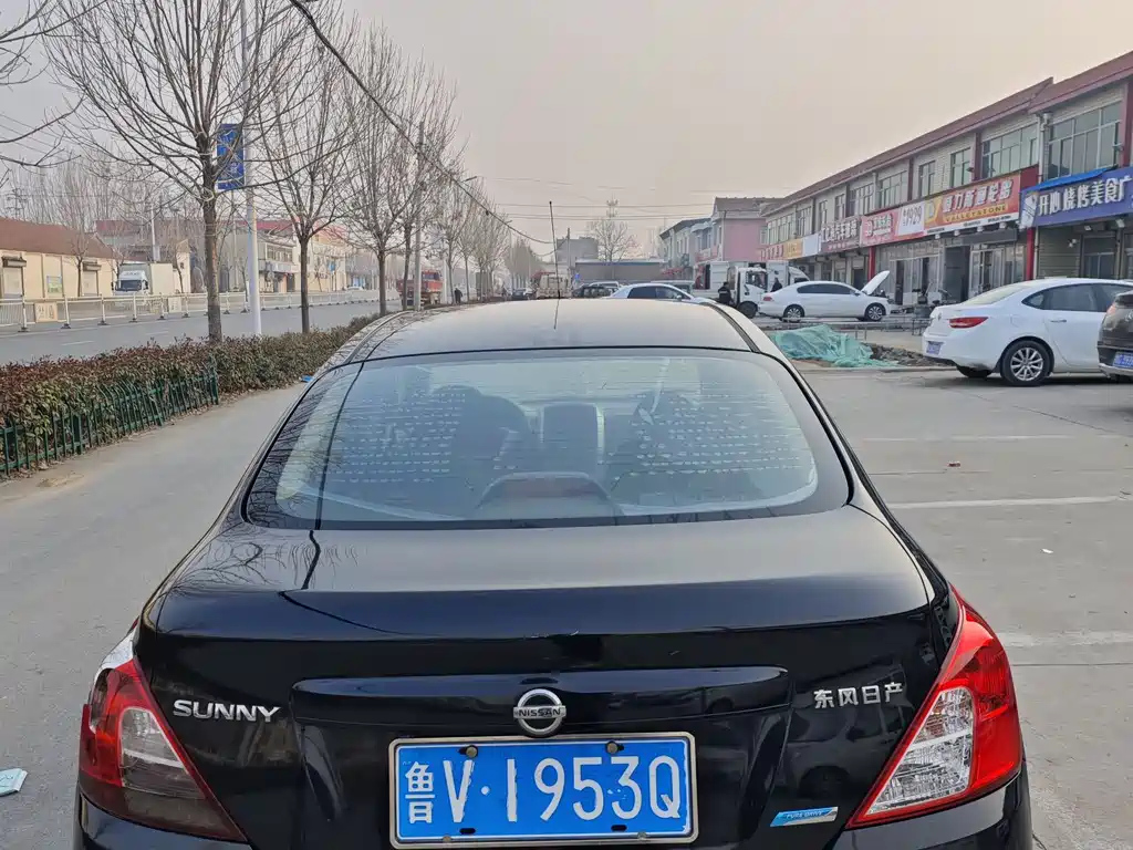 NISSAN SUNNY 2015