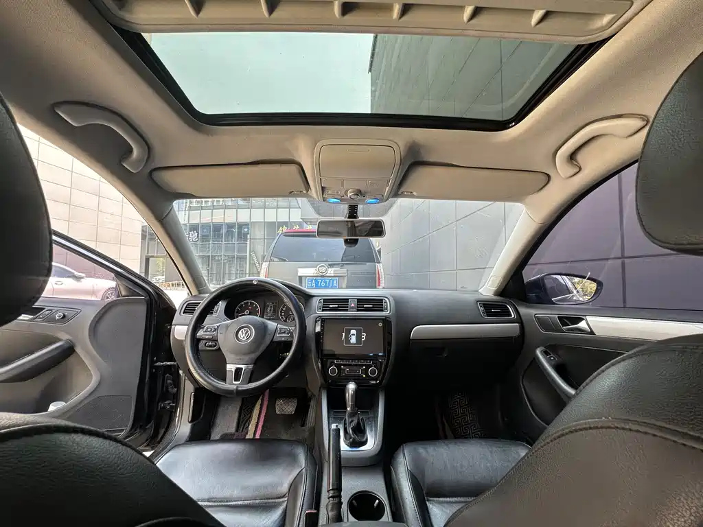 VOLKSWAGEN SAGITAR 2013