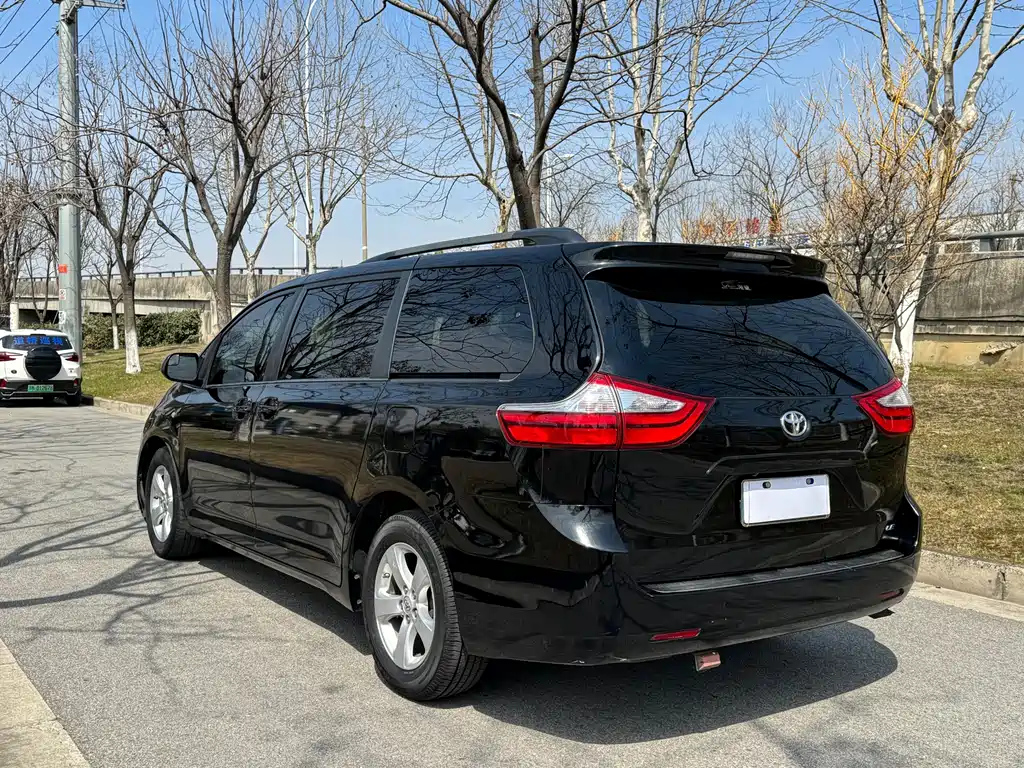 TOYOTA SIENNA 2017