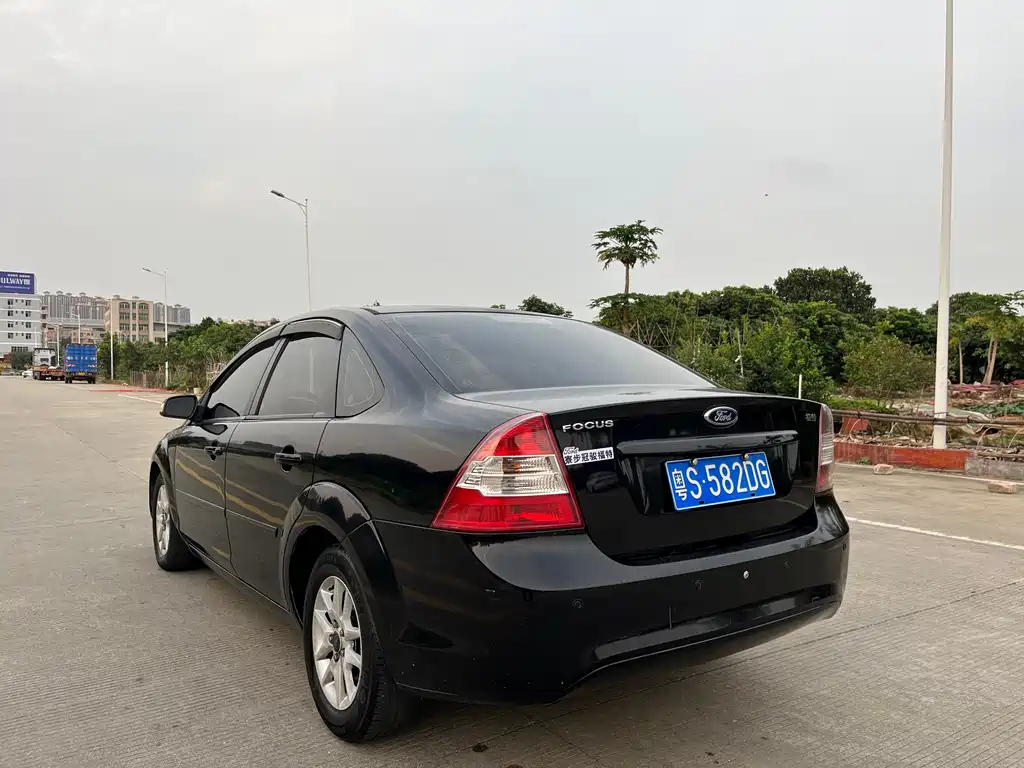FORD FOCUS 2010