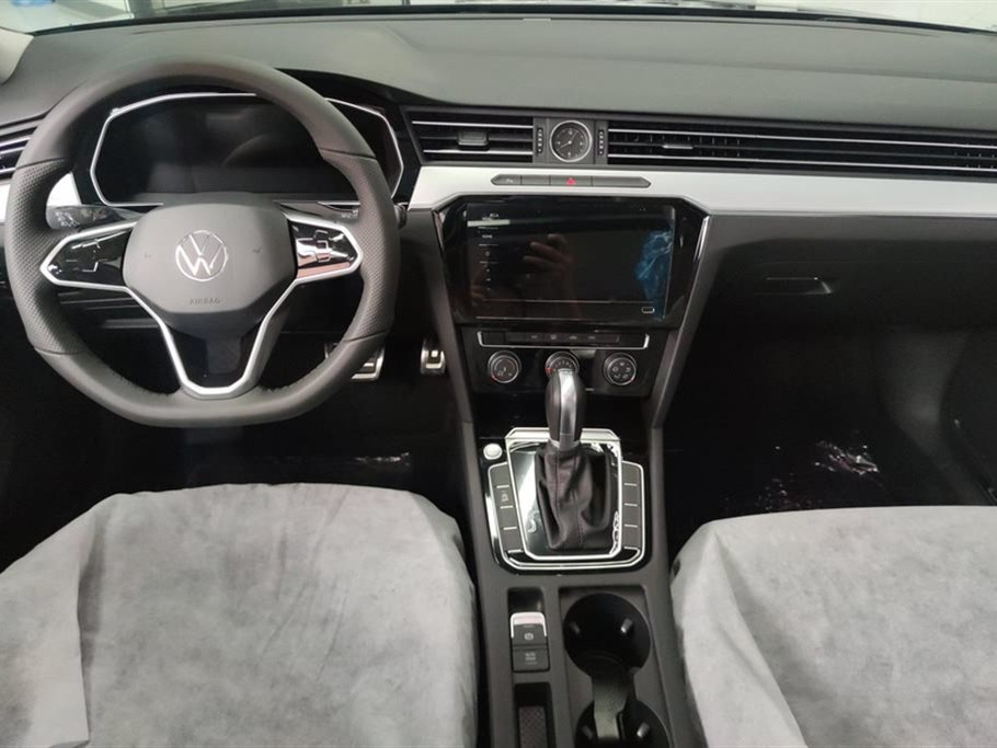 VOLKSWAGEN MAGOTAN 2023