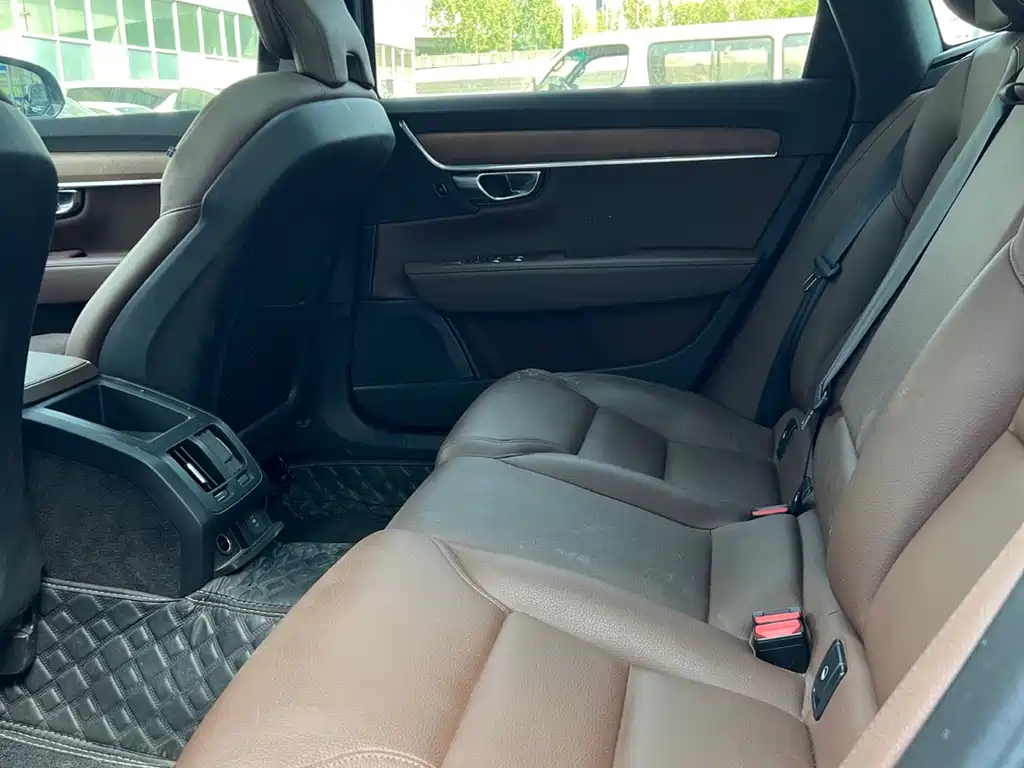 VOLVO S90 2023