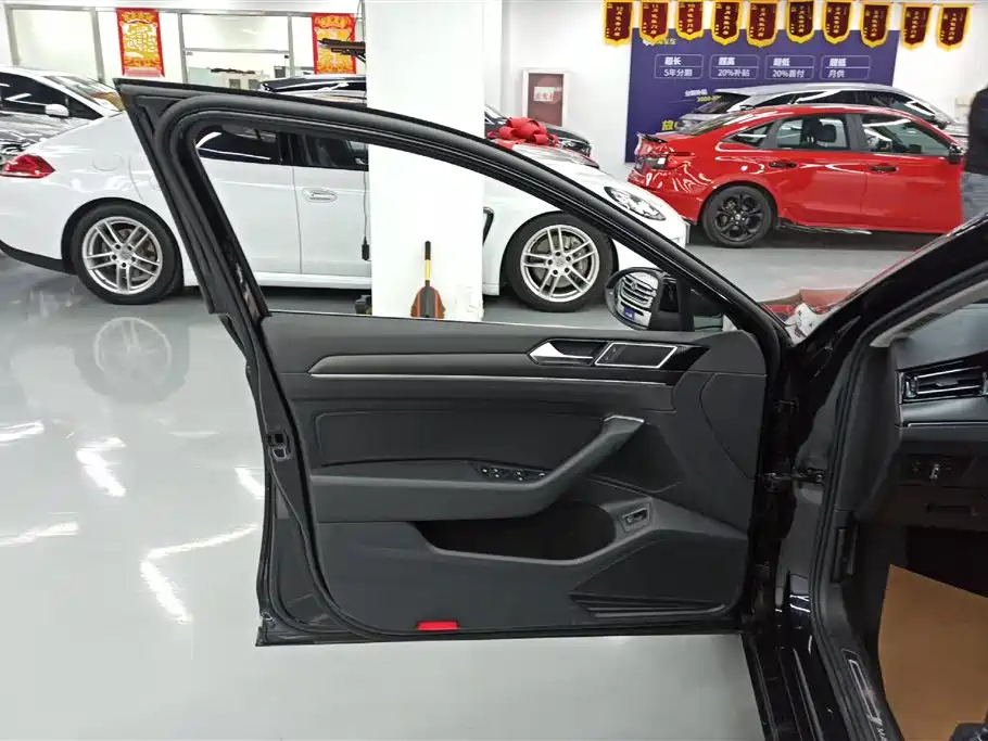 VOLKSWAGEN MAGOTAN 2021