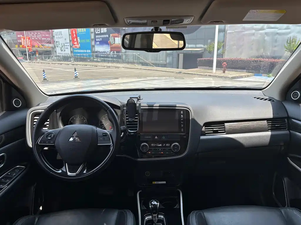 MITSUBISHI OUTLANDER 2019