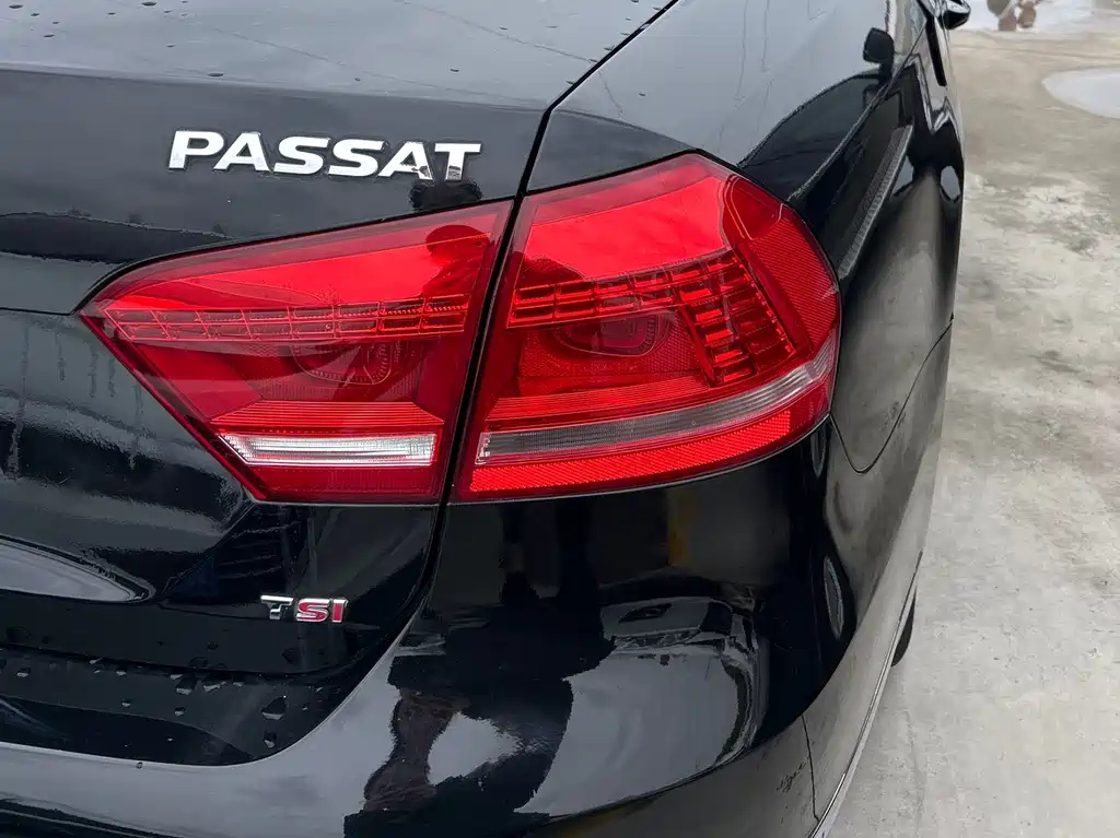 VOLKSWAGEN PASSAT 2012