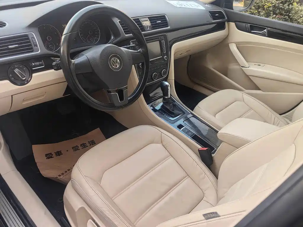 VOLKSWAGEN PASSAT 2013