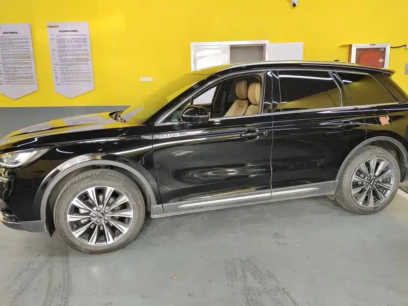 LINCOLN ADVENTURER 2021