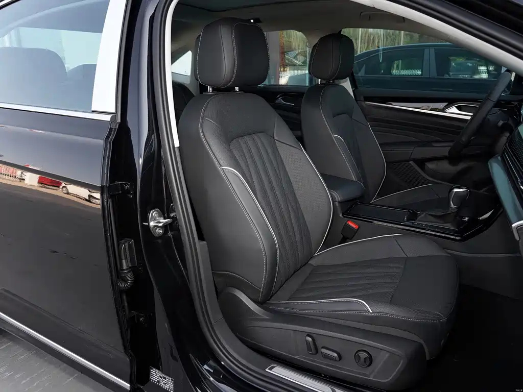 VOLKSWAGEN PASSAT 2023