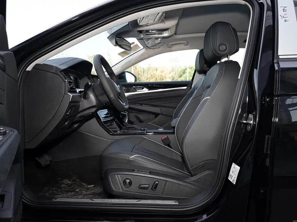 VOLKSWAGEN PASSAT 2023