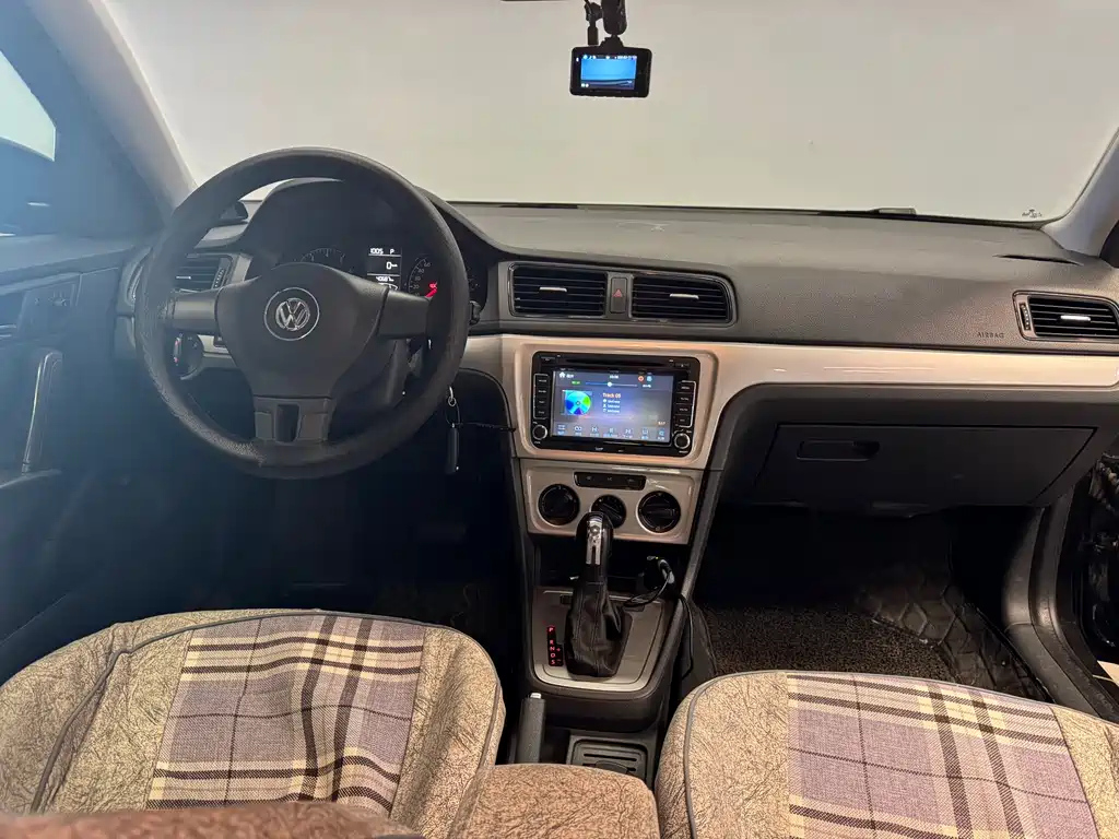 VOLKSWAGEN LAVIDA 2015