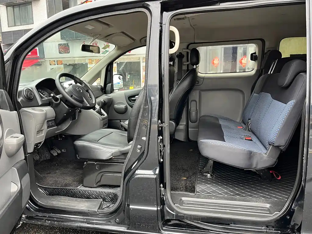 NISSAN NV200 2013