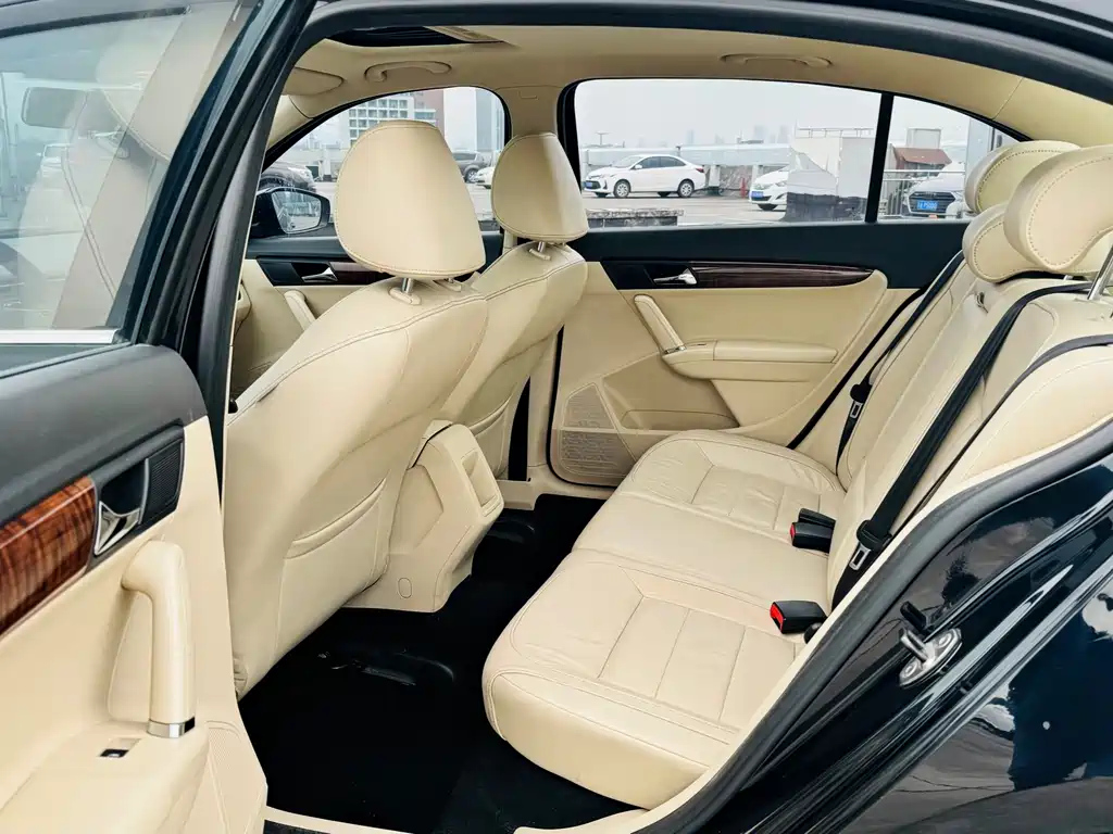VOLKSWAGEN LAVIDA 2015