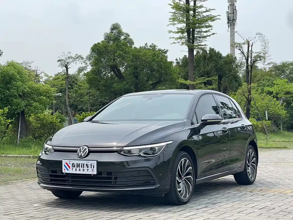 VOLKSWAGEN GOLF 2023