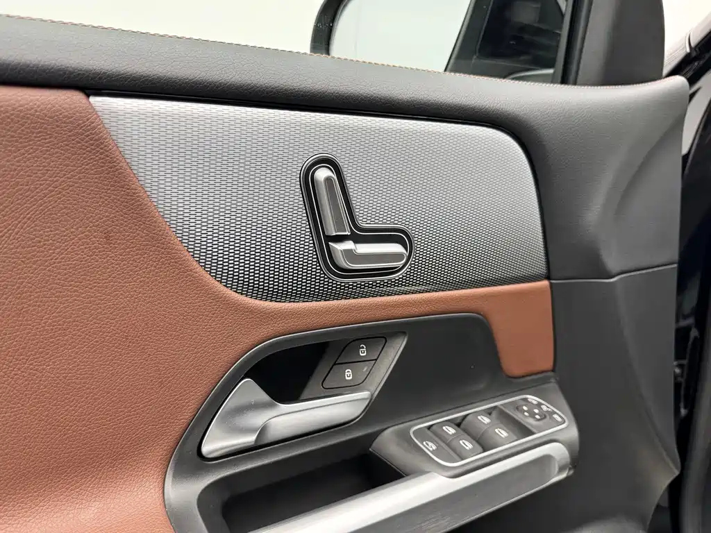 MERCEDES BENZ GLB 2023