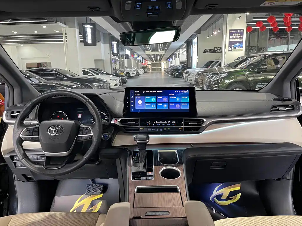 TOYOTA GRANVIA 2023