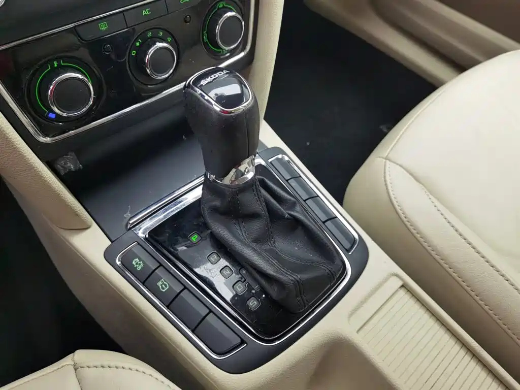 SKODA SUPERB 2015