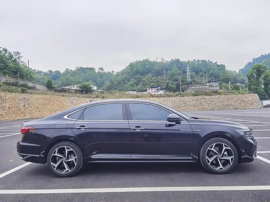 VOLKSWAGEN PASSAT 2023