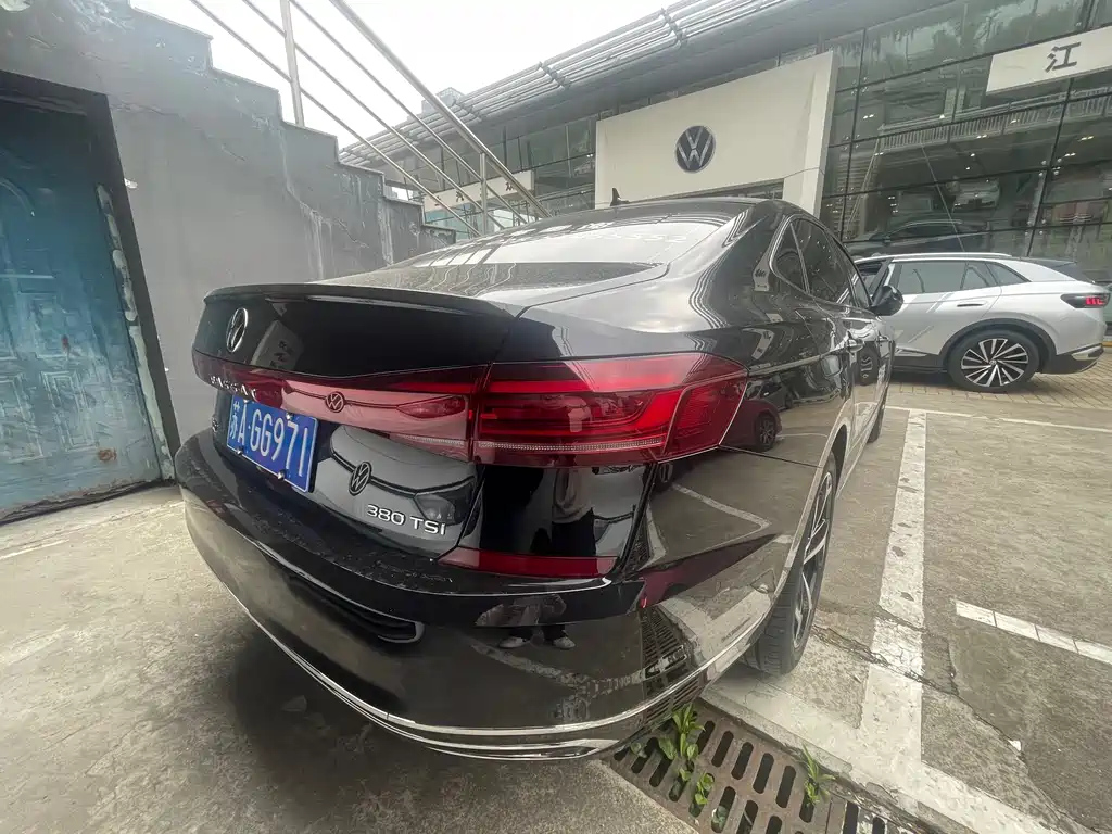 VOLKSWAGEN PASSAT 2023