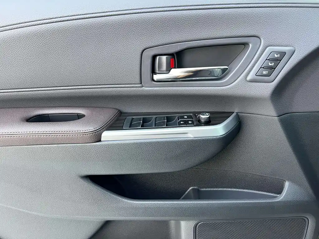TOYOTA GRANVIA 2024
