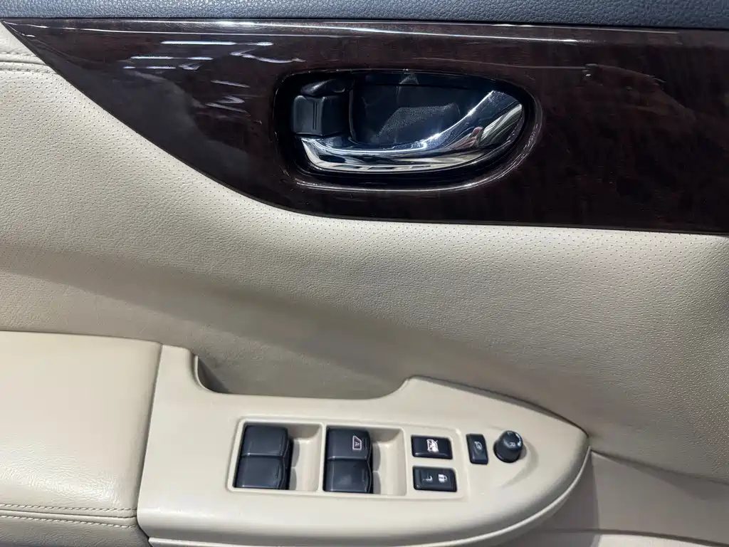 NISSAN QUEST 2017