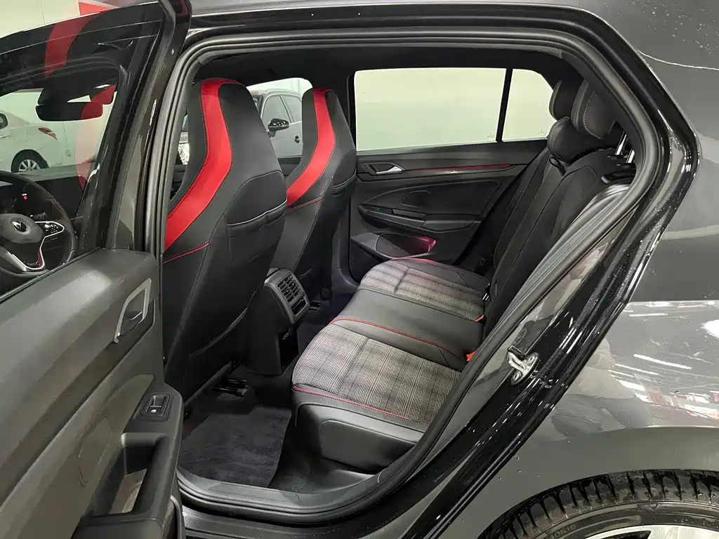 VOLKSWAGEN GOLF 2023