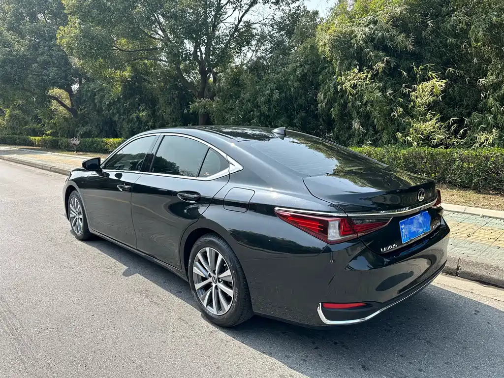 LEXUS ES 2020