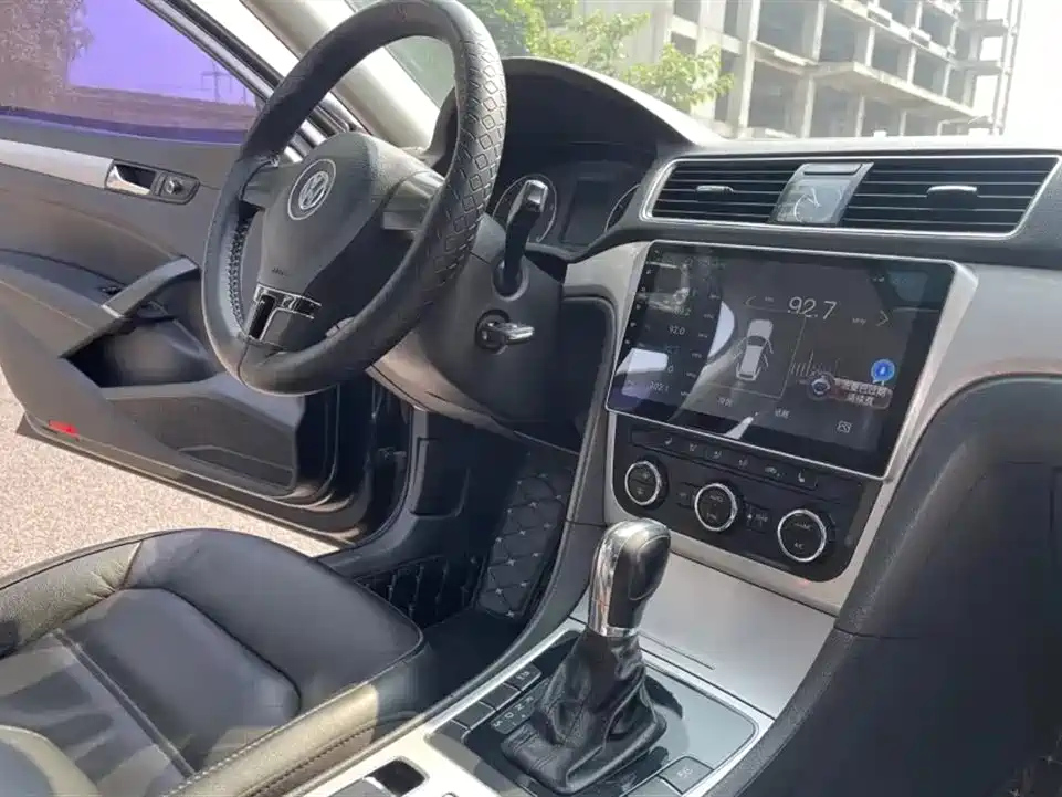 VOLKSWAGEN PASSAT 2012