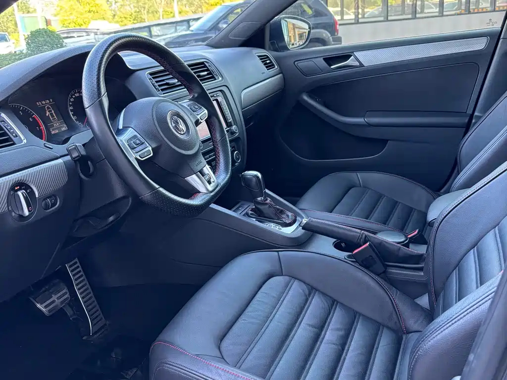 VOLKSWAGEN SAGITAR 2013